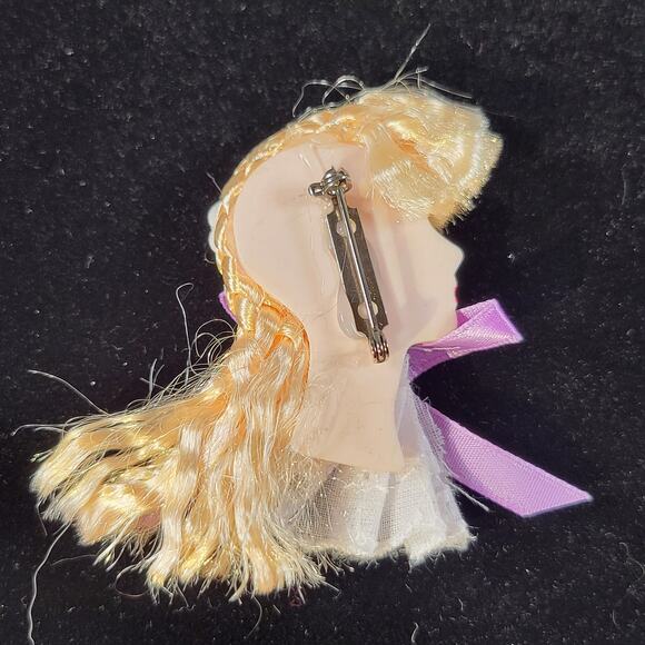 Glamour Lady Head Brooch Face With Lace and Purple  Ribbon 1980's With Gift Box - Picture 5 of 8